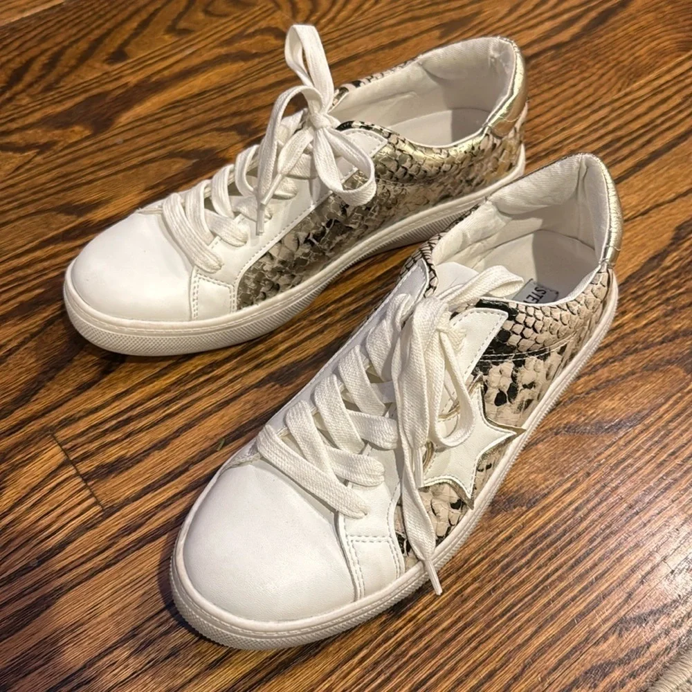 Steve Madden Women’s 8 Leather Sneakers Faux Snake Skin Star Design